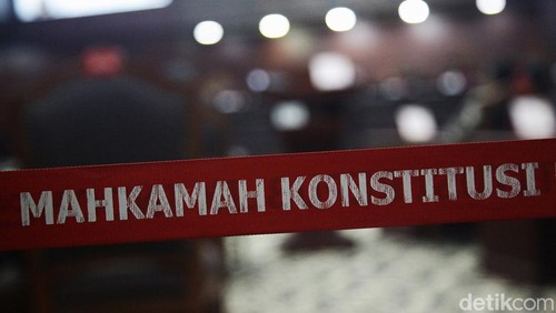 Para pemohon mendengarkan putusan yang diucapkan 9 hakim konstitusi di gedung MK, Jakarta, Kamis (14/11/2024). MK membacakan 13 putusan salah satunya terkait kotak kosong Pilkada serentak.