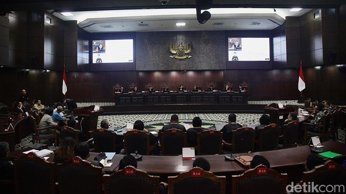 MK Putuskan Nasib Kotak Kosong Pilkada Para pemohon mendengarkan putusan yang diucapkan 9 hakim konstitusi di gedung MK, Jakarta, Kamis (14/11/2024). MK membacakan 13 putusan salah satunya terkait kotak kosong Pilkada serentak.