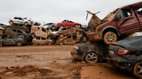 Mobil-mobil menumpuk di sebuah kawasan di Catarroja, Valencia, Spanyol, Rabu (13/11/2024).  
