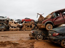 Mobil-mobil Terseret Banjir Spanyol Kini Bertumpuk Bak Rongsokan