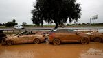 Mobil-mobil Terseret Banjir Spanyol Kini Bertumpuk Bak Rongsokan
