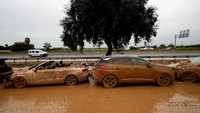 Ribuan mobil terseret banjir bandang yang terjadi di Valencia.   