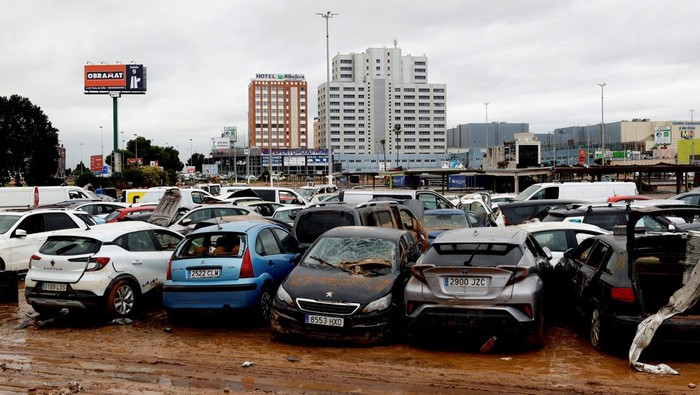 Cars are piled up next to one of the main entrances to the city of Valencia, where many people were trapped due to heavy rains, in Catarroja, Valencia, Spain, November 13, 2024. REUTERS/Eva Manez