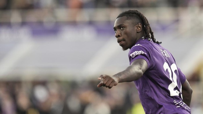 Fiorentinas Moise Kean celebrates after scoring his sides second goal during the Italian Serie A soccer match between Fiorentina and Verona, at the  Artemio Franchi Stadium in Florence, Italy, Sunday Nov. 10, 2024. (Massimo Paolone/LaPresse via AP)