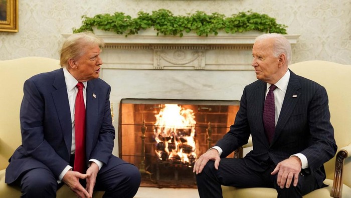 Presiden Amerika Serikat (AS) Joe Biden meyambut kedatangan presiden terpilih Donald Trump di Gedung Putih, Rabu (13/11/2024). Pertemuan itu memastikan bahwa transisi kekuasaan antara Biden dengan Trump akan berjalan mulus.