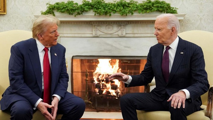 Presiden Amerika Serikat (AS) Joe Biden meyambut kedatangan presiden terpilih Donald Trump di Gedung Putih, Rabu (13/11/2024). Pertemuan itu memastikan bahwa transisi kekuasaan antara Biden dengan Trump akan berjalan mulus.