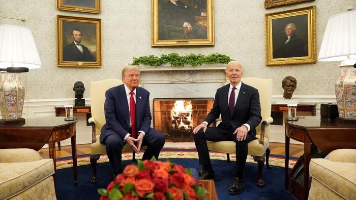 Presiden Amerika Serikat (AS) Joe Biden meyambut kedatangan presiden terpilih Donald Trump di Gedung Putih, Rabu (13/11/2024). Pertemuan itu memastikan bahwa transisi kekuasaan antara Biden dengan Trump akan berjalan mulus.