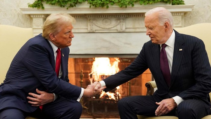 Presiden Amerika Serikat (AS) Joe Biden meyambut kedatangan presiden terpilih Donald Trump di Gedung Putih, Rabu (13/11/2024). Pertemuan itu memastikan bahwa transisi kekuasaan antara Biden dengan Trump akan berjalan mulus.