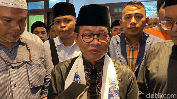 Momen Pramono Anung ziarah ke Makam Habib Husein Luar Batang, Jakarta Utara. Foto: Taufiq/detikcom