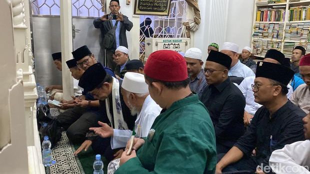 Momen Pramono Anung ziarah ke Makam Habib Husein Luar Batang, Jakarta Utara. Foto: Taufiq/detikcom