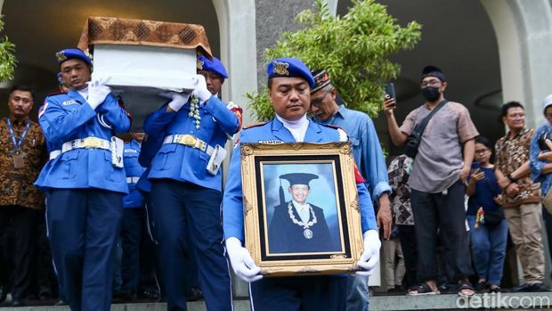 Momen upacara penghormatan terakhir Prof Ichlasul Amal di Balairung UGM, Kamis (14/11/2024)