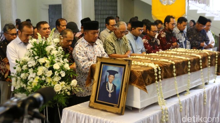 Momen upacara penghormatan terakhir Prof Ichlasul Amal di Balairung UGM, Kamis (14/11/2024)