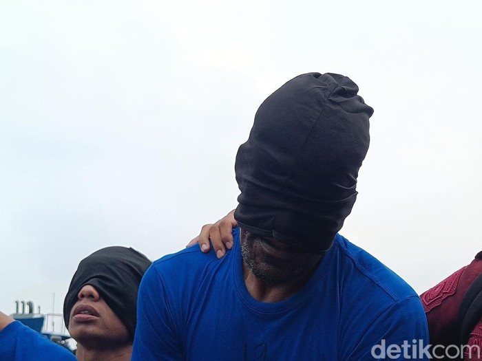 Napi WNA gembong narkoba dipindahkan ke Lapas Super Maximum Security Nusakambangan, Cilacap, Kamis (14/11/2024).