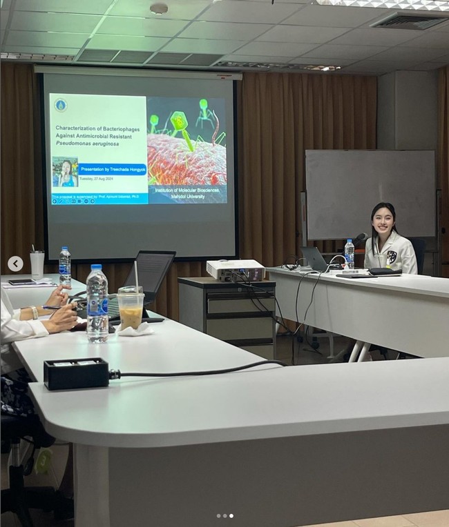 Transgender 38 tahun itu dalam kesehariannya bekerja sebagai ilmuwan sekaligus presiden direktur di perusahaannya BIOMT (Bio Pharma Tech Co., Ltd. dan Bio Pharma Pacific Co., Ltd.). BIOMT memproduksi vitamin dan suplemen diet dengan standar GMP menggunakan molekuler teknologi dan laboratorium lanjutan.  Foto: Dok. Instagram poydtreechada