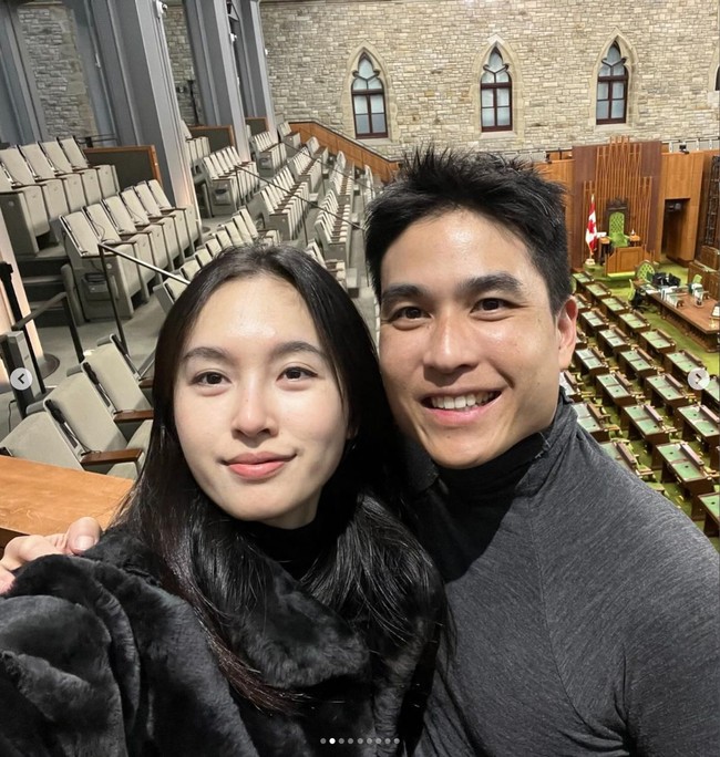 Nama Nong Poy semakin meroket setelah dia menikah dengan pebisnis tampan Oak Phakwa Hongyok pada Maret 2023. . Tak hanya tampan, Oak juga datang dari keluarga kaya raya yakni pewaris grup AJ Jor, perusahaan di bidang pariwisata di Phuket. Foto: Dok. Instagram poydtreechada