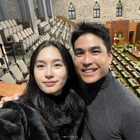 Nama Nong Poy semakin meroket setelah dia menikah dengan pebisnis tampan Oak Phakwa Hongyok pada Maret 2023. . Tak hanya tampan, Oak juga datang dari keluarga kaya raya yakni pewaris grup AJ Jor, perusahaan di bidang pariwisata di Phuket. Foto: Dok. Instagram poydtreechada