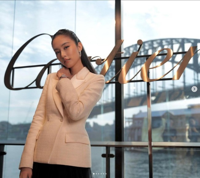 Nama Nong Poy mencuri atensi setelah lawan mainnya dalam film China, The White Storm, mengeluarkan kalimat kontroversial. Lawan main Nong Poy, Nick Cheung sempat mengatakan bahwa ia tidak nyaman berakting mesra dengan lawan mainnya itu. Aktor tersebut bercerita bahwa ia mencuci mulutunya setelah adegan ciuman dengan Nong Poy. Foto: Dok. Instagram poydtreechada