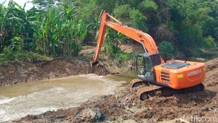 Normalisasi Sungai Cikalong di Kota Cirebon