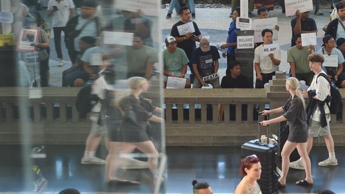 Calon penumpang pesawat melihat informasi jadwal keberangkatan di area Terminal Internasional Bandara Internasional I Gusti Ngurah Rai, Badung, Bali, Kamis (14/11/2024). Bandara Bali tetap beroperasi secara normal meskipun terdapat sejumlah maskapai yang memutuskan melakukan pembatalan penerbangan dengan pertimbangan keamanan dan keselamatan terkait dengan erupsi Gunung Lewotobi Laki-Laki di Kabupaten Flores Timur, Nusa Tenggara Timur. ANTARA FOTO/Fikri Yusuf/rwa.