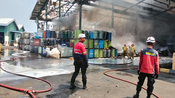 Pabrik pengolahan limbah di Jonggol Bogor terbakar (Foto: Dok. Relawan Damkar)