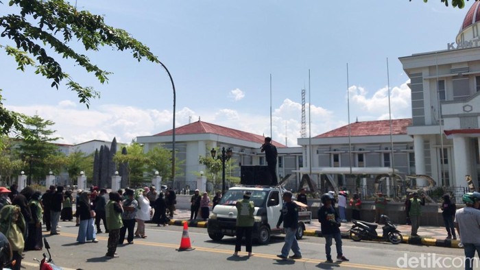 Massa RT/RW menggelar unjuk rasa di depan Kantor Wali Kota Palopo, Sulawesi Selatan (Sulsel).