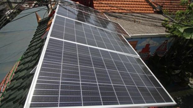 Panel Surya di Atas Gapura Masuk Oase Ondomohen