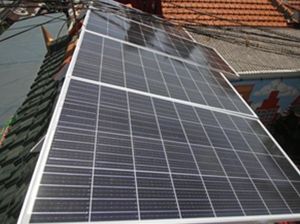 Panel Surya Energi Terbarukan di Kampung Wisata Oase Ondomohen Surabaya