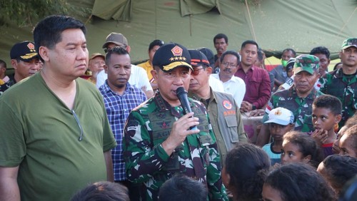 Panglima TNI, Jenderal Agus Subianto, meninjau posko pengungsi erupsi Gunung Lewotobi Laki-laki di Flores Timur, NTT, Rabu (13/11/2024). (Dok. Pendam IX/Udayana)