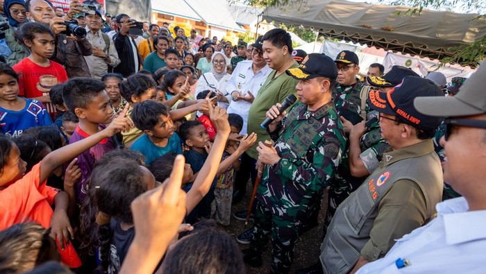 Panglima TNI Jenderal Agus Subiyanto meninjau lokasi terdampak erupsi Gunung Lewotobi Laki-laki