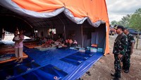Jenderal Agus tampak mengecek sejumlah fasilitas di tempat pengungsian, seperti tenda pengungsi hingga dapur lapangan. (Foto: dok. istimewa)