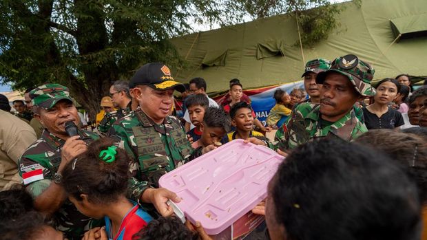 Panglima TNI Jenderal Agus Subiyanto meninjau lokasi terdampak erupsi Gunung Lewotobi Laki-laki