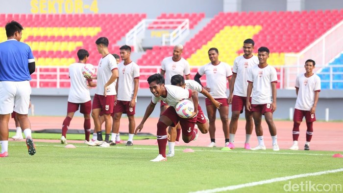 Para pemain Deltras FC menjajal lapangan Stadion Gelora Delta Sidoarjo
