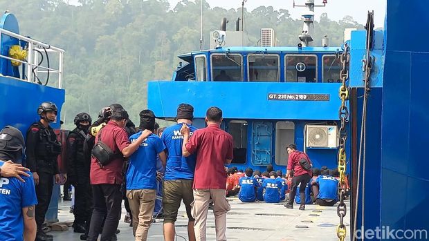 Pemidahan napi gembong narkoba hingga love scamming ke Lapas Nusakambangan, Kamis (14/11/2024).