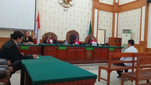 Pemilik gudang lpg, Sukojin, saat menjalani sidang di Pengadilan Negeri Denpasar, Kamis (14/11/2024). Jaksa menuntut Sukojin 1,5 tahun penjara.