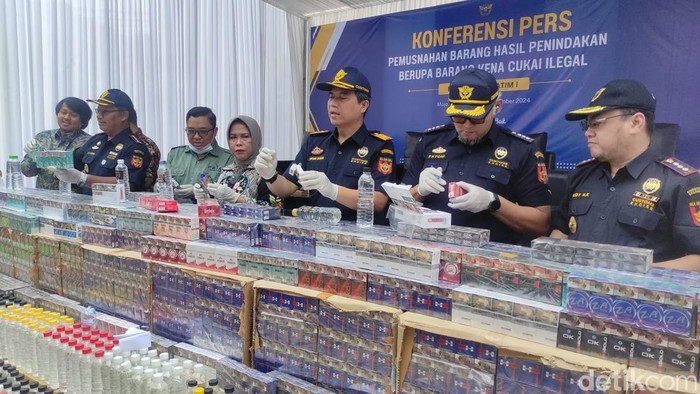 Pemusnahan rokok dan miras ilegal