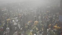 Orang-orang mengunjungi pasar sayur saat kabut asap menyelimuti wilayah Lahore, Pakistan, Kamis (14/11/2024).