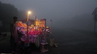 Dilansir dari IQAir, Kamis (14/11), tingkat populasi udara di Lahore tercatat Berbahaya dengan indeks kualitas udara di angka 1581.