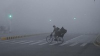 Polusi ini telah memaksa pihak berwenang di Pakistan untuk menutup sekolah-sekolah dan tempat-tempat umum karena kabut asap yang sangat pekat ini mengancam kesehatan puluhan juta orang.