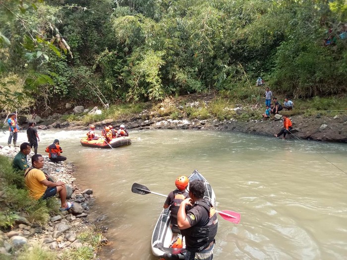 Pencarian korban tenggelam di Sungai Cipelang, Sukabumi.