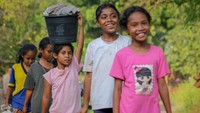 Mereka menggunakan air parit untuk kebutuhan MCK karena pasokan air bersih di posko pengungsian menurut mereka kurang memadai.