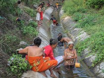 Pengungsi Erupsi Gunung Lewotobi Gunakan Air Parit untuk MCK