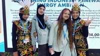 Banyak Pengunjung mancanegara yang berfoto bersama dengan guide dari Indonesia karena uniknya salah satu pakaian khas daerah di Indonesia. Foto: Fuad Fariz