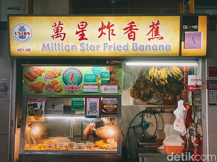 Penjual Pisang Goreng Ini Batal Pensiun Karena Usahanya Diambil Alih Saingannya