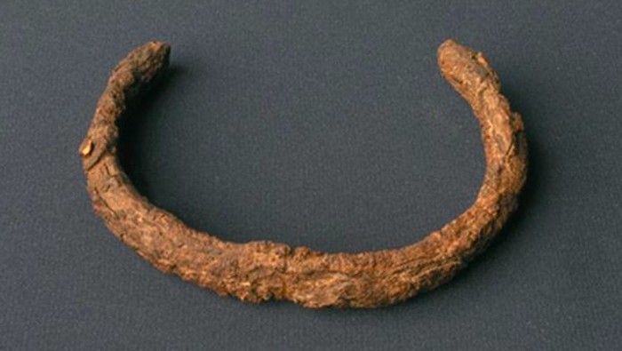 Penggalian arkeologi menemukan gelang dan gagang pedang di antara harta karun berusia 3.000 tahun. Setelah dianalisis lebih lanjut, benda-benda ini ternyata ditempa dari besi meteorit.