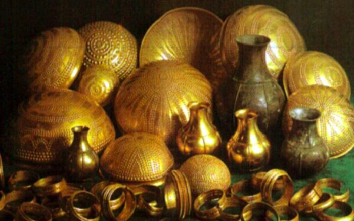 Penggalian arkeologi menemukan gelang dan gagang pedang di antara harta karun berusia 3.000 tahun. Setelah dianalisis lebih lanjut, benda-benda ini ternyata ditempa dari besi meteorit.