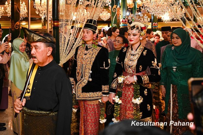 Tengku Natasya Adnan sendiri sendiri merupakan putri dari Enny Beatrice, aktris film di era 80an. Sedangkan ayahnya adalah politisi Malaysia yang pernah menjabat sebagai anggota dewan dan menteri. Foto: Instagram Kesultanan Pahang