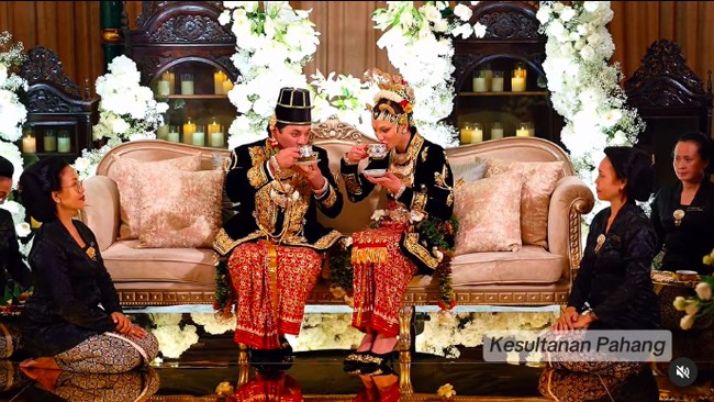 Begini potret Yang Amat Mulia Tengku Arif Bendahara Tengku Muhammad Iskandar Ri’ayatuddin Shah and Yang Mulia Tengku Natasya Puteri saat menjalani prosesi adat jawa. Foto: Instagram Kesultanan Pahang