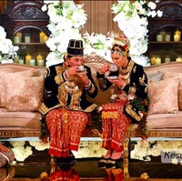 Begini potret Yang Amat Mulia Tengku Arif Bendahara Tengku Muhammad Iskandar Ri’ayatuddin Shah and Yang Mulia Tengku Natasya Puteri saat menjalani prosesi adat jawa. Foto: Instagram Kesultanan Pahang