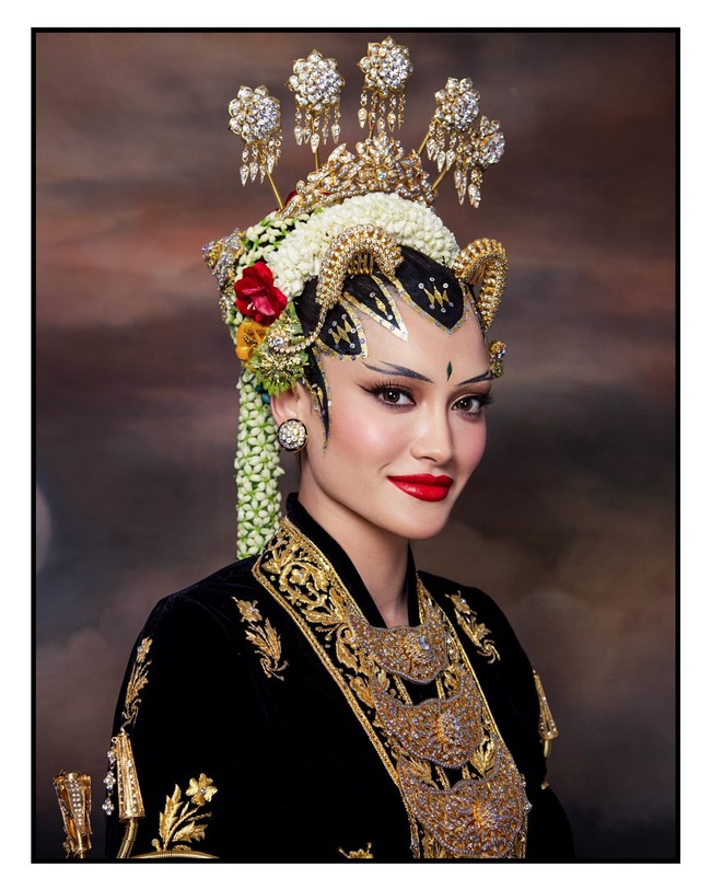 Sang suami  yang merupakan pewaris tahta kedua dalam Kesultanan Pahang terlihat pangling saat memakai beskap Jawa. Foto: Instagram @movawahyu