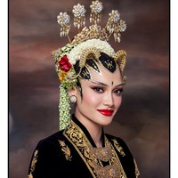 Sang suami  yang merupakan pewaris tahta kedua dalam Kesultanan Pahang terlihat pangling saat memakai beskap Jawa. Foto: Instagram @movawahyu